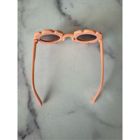 Lacey Lane coral sunnies flower shaped sunglasses girls 2-5 year summertime 70s - Picture 2 of 3